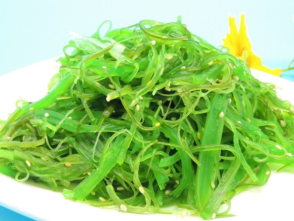海草沙拉作为佐餐小菜的食用场景