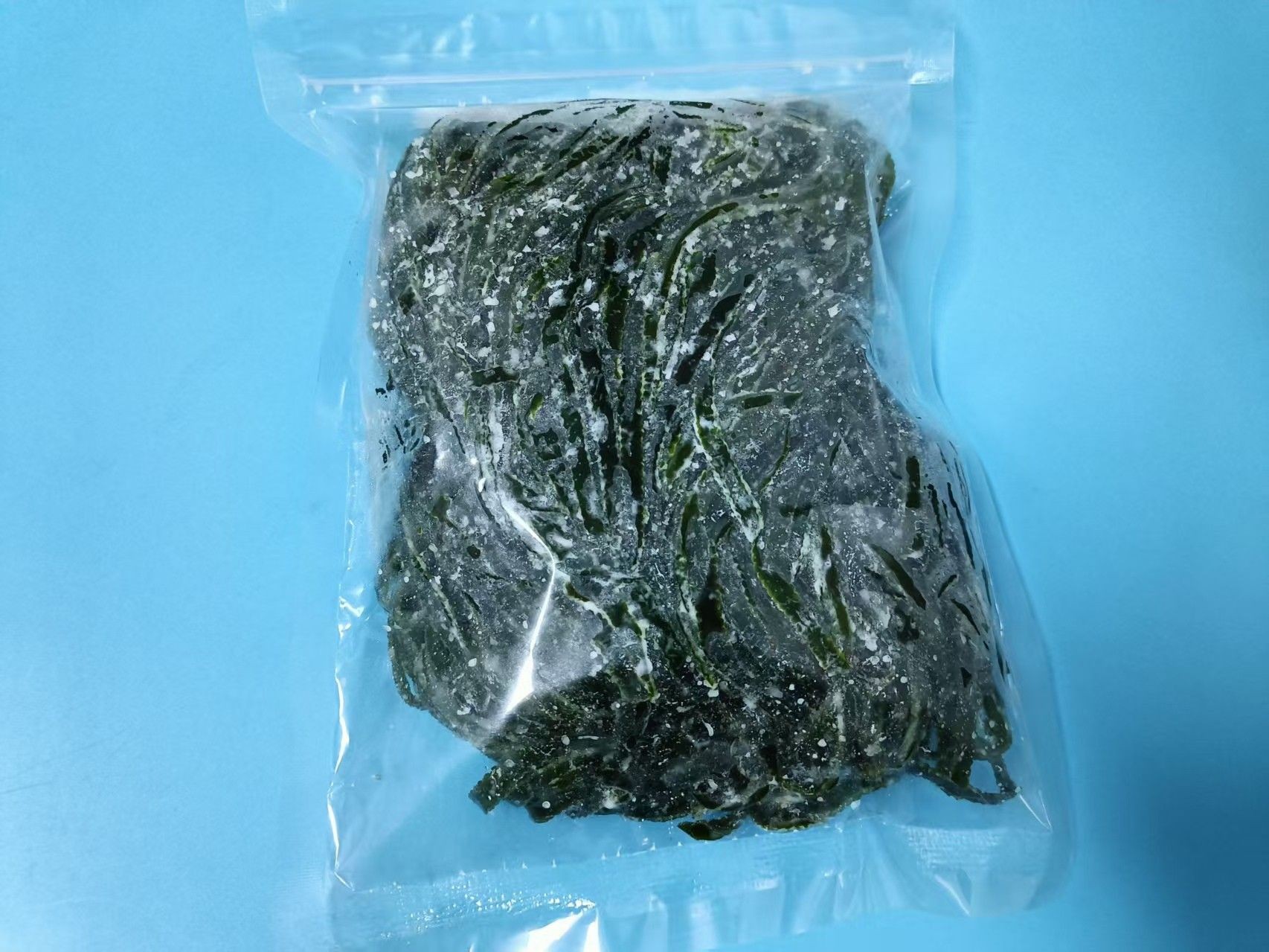 盐渍海带丝与干海带丝在形态和水分上的差异对比